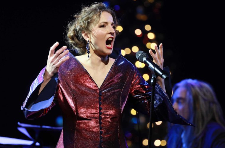 Pianist Jan Vayne treedt op tijdens een kerstconcert in de Grote Kerk in Ede samen met The Bach Choir