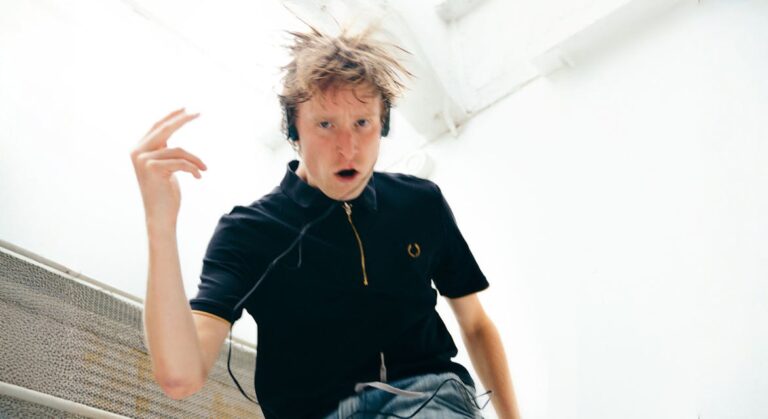 SHY (16+) – BLAUWDRUK Schetst & Romijn Scholten — theater in Ede